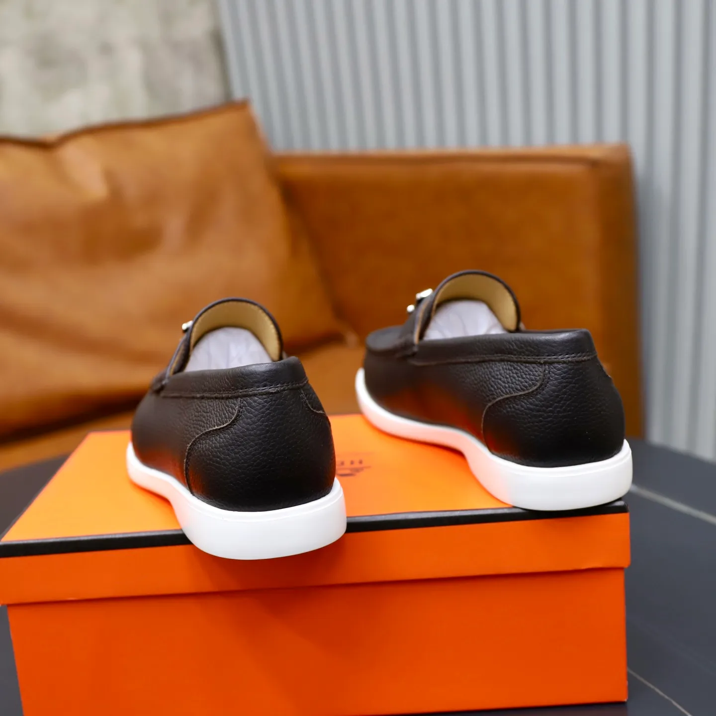 Ex-factory price: 560💰Hermès/Hermès slip-on men's shoes. This shoe is made of imported pebbled cowhide. It has simple and smooth lines and is combined with aerodynamically designed 3CM rubber foam ultra-light soles! Youthful and fashionable, classic H-shaped hardware buckle decoration, calf lining gently wraps the feet, with logo cowhide feet, casual and urban style, highlighting youthful vitality, sports and leisure version, super versatile, code number: 38-39-40-41-42-43-44 standard leather shoe size (45 can be customized but does not support returns)